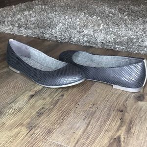 Memory form black flats